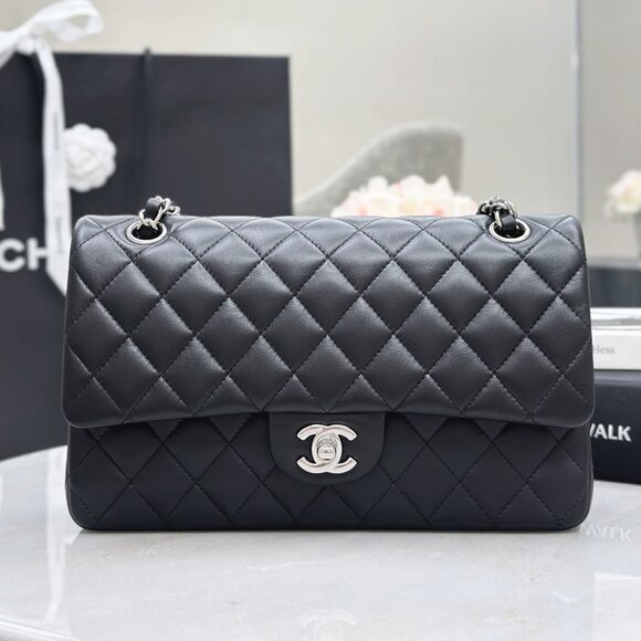 Chanel women's shoulder bag - Picture 1 of 8